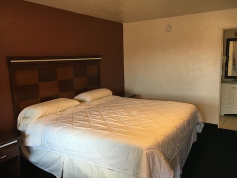 Room, 1 King Bed, Non Smoking | Desk, free WiFi, bed sheets