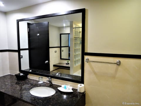 Executive Room, 1 King Bed | Bathroom sink