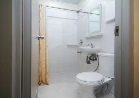 Standard Room | Bathroom | Shower, free toiletries, towels