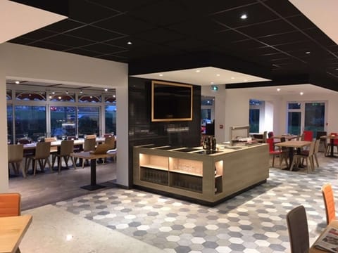 Breakfast, lunch, dinner served; French cuisine, garden views 