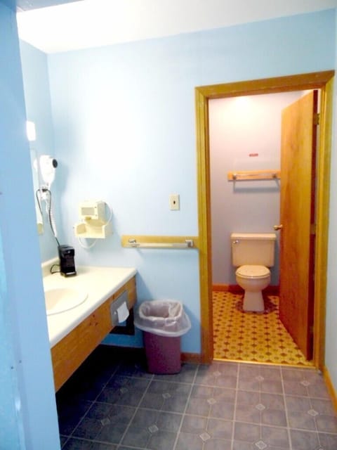 Combined shower/tub, deep soaking tub, free toiletries, hair dryer