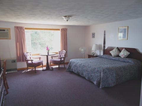 Standard Room, 1 King Bed | Desk, blackout drapes, iron/ironing board, free WiFi