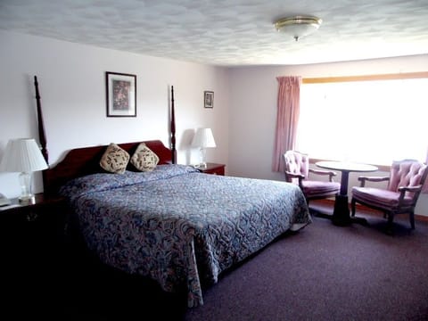 Standard Room, 1 King Bed | Desk, blackout drapes, iron/ironing board, free WiFi