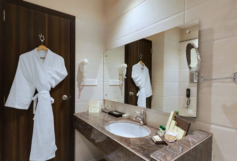 Fern Club Room | Bathroom | Shower, free toiletries, hair dryer, bathrobes