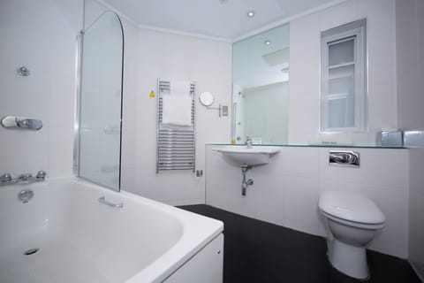 Combined shower/tub, free toiletries, hair dryer, towels