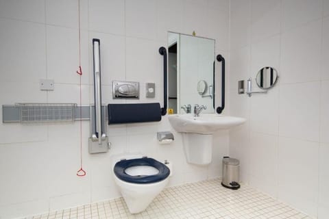 Accessible Double | Bathroom | Combined shower/tub, free toiletries, hair dryer, towels