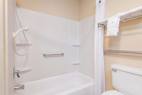 Combined shower/tub, spring water tub, free toiletries, hair dryer