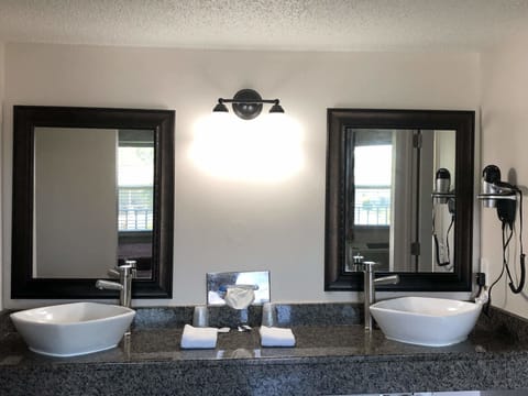 Combined shower/tub, designer toiletries, hair dryer, towels