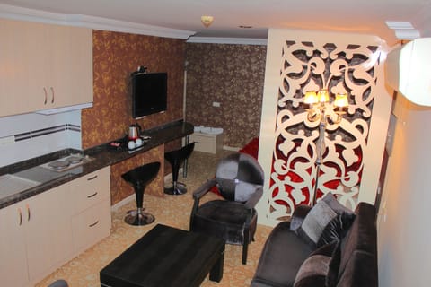 Executive Suite | Minibar, desk, soundproofing, free WiFi