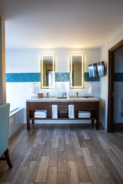 Signature Suite, 1 King Bed | Bathroom amenities | Free toiletries, hair dryer, towels