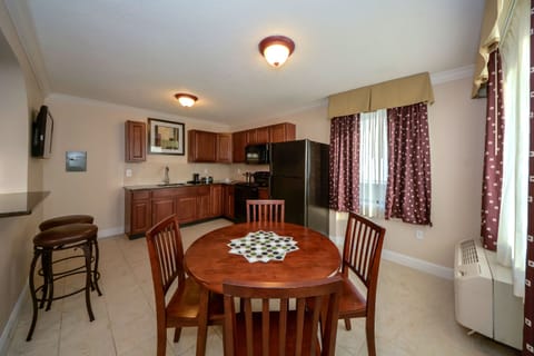 Efficiency, 2 Queen Beds, Kitchen | Private kitchen | Microwave, coffee/tea maker