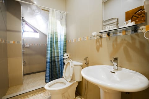 Single Room | Bathroom | Shower, free toiletries, hair dryer, towels