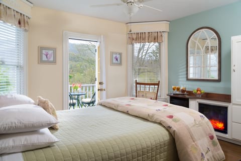 Mountain View Room | Premium bedding, pillowtop beds, desk, soundproofing