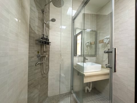 Deluxe King Room | Bathroom | Shower, rainfall showerhead, free toiletries, hair dryer