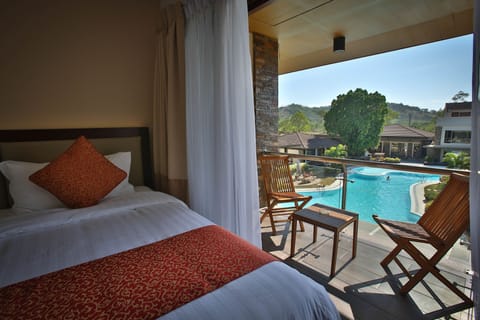 Deluxe Room, 1 Queen Bed, Pool View | Down comforters, pillowtop beds, minibar, in-room safe