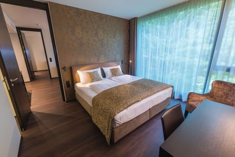 Premium bedding, in-room safe, desk, blackout drapes