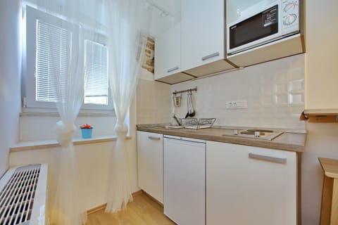 City Studio, 1 Double Bed, Balcony | Private kitchen | Full-size fridge, microwave, stovetop, electric kettle