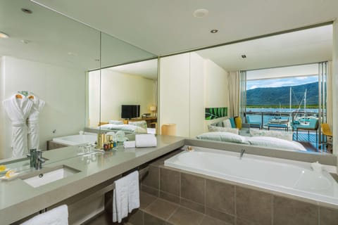 Horizon Club Room 1 King | Bathroom | Free toiletries, hair dryer, bathrobes, towels