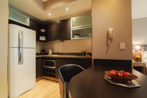 Full-size fridge, microwave, oven, stovetop