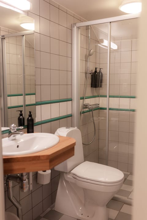 Standard Twin Room, 2 Twin Beds | Bathroom | Shower, hair dryer, towels