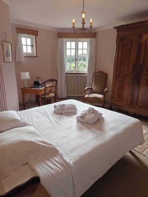 Classic Double or Twin Room | Individually decorated, individually furnished, desk, laptop workspace