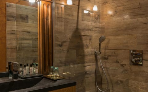 Superior Double Room, Balcony (Henri IV) | Bathroom | Free toiletries, hair dryer, bathrobes, towels