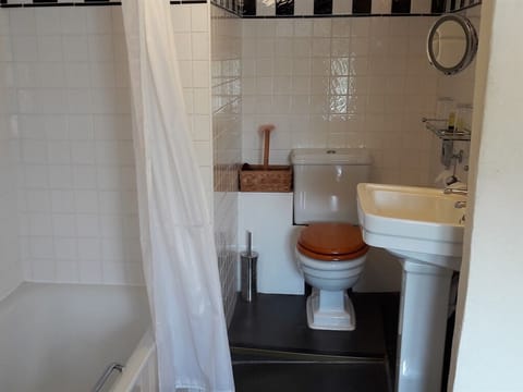 Family Suite, Ensuite (Room 21) | Bathroom