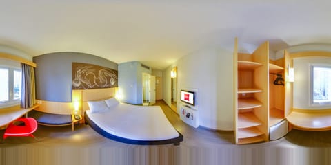 Standard Room, 1 Queen Bed | 1 bedroom, minibar, in-room safe, desk