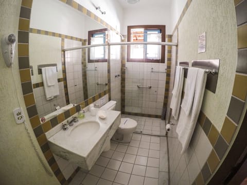 Quarto Master | Bathroom | Shower, free toiletries, hair dryer, towels