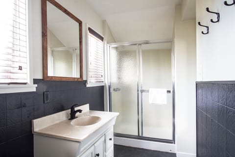 Cabin, 3 Bedrooms, 2 Bathrooms (#8) | Bathroom | Shower, free toiletries, towels