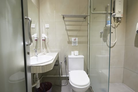 Superior Double Room | Bathroom | Shower, hair dryer, towels