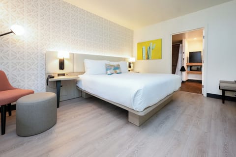 King w/ Tub | Premium bedding, in-room safe, iron/ironing board