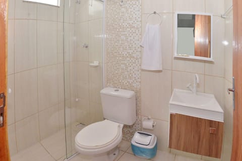 Standard Terreo - Fundos | Bathroom | Shower, free toiletries, hair dryer, towels