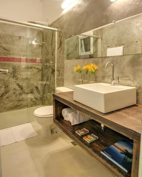 Superior Room | Bathroom | Shower, free toiletries, hair dryer, towels