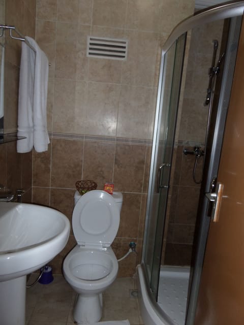 Royal Suite | Bathroom | Combined shower/tub, rainfall showerhead, free toiletries, hair dryer