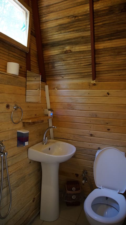 Deluxe Bungalow, Jetted Tub, Sea View | Bathroom | Shower, towels