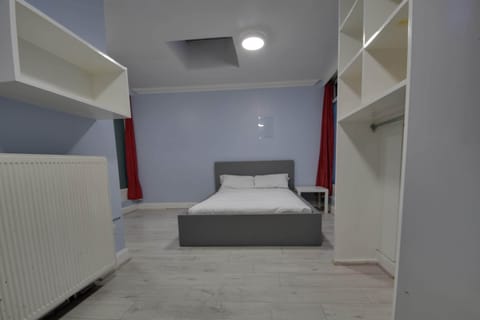 Private Room Extra Large | Blackout drapes, soundproofing, iron/ironing board, free WiFi