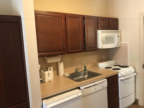 Studio Suite (Max 2 guest) | Private kitchen | Fridge, microwave, oven, stovetop