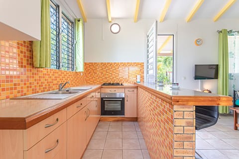 Superior Bungalow, 1 Bedroom, Kitchenette | Private kitchen | Fridge, microwave, oven, stovetop