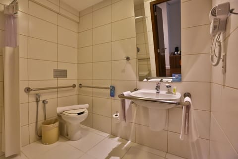 Superior Room, Accessible | Bathroom | Shower, free toiletries, hair dryer, towels