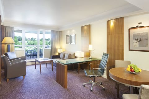 Deluxe Room | Minibar, in-room safe, desk, soundproofing