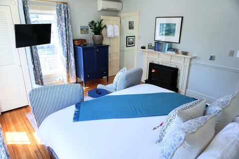Traditional Bedroom | 1 bedroom, Egyptian cotton sheets, premium bedding, memory foam beds