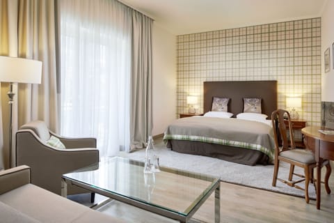 Deluxe Double Room (M) | Hypo-allergenic bedding, minibar, in-room safe, free WiFi