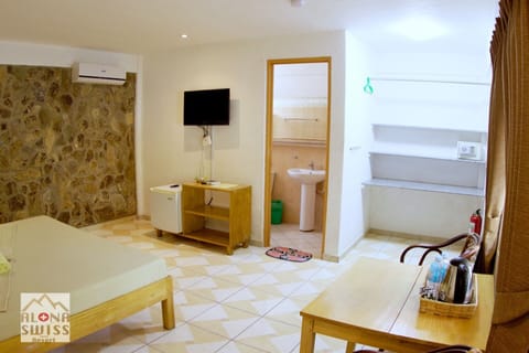 Standard Room | Minibar, desk, free cribs/infant beds, rollaway beds