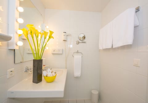 Superior Room | Bathroom | Free toiletries, hair dryer, bathrobes, towels