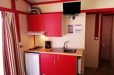 Bungalow, 2 Bedrooms (Mediterrâneo) | Private kitchenette | Fridge, stovetop, cookware/dishes/utensils