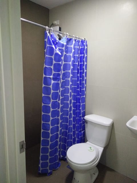 Standard Double Room | Bathroom | Shower, towels