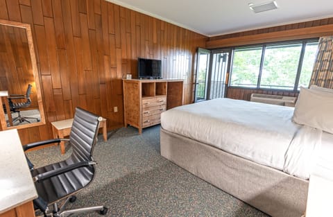 Executive Room, 1 King Bed, Balcony, Lake View | Premium bedding, desk, laptop workspace, blackout drapes