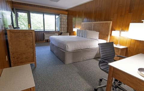 Executive Room, 1 King Bed, Balcony, Lake View | Premium bedding, desk, laptop workspace, blackout drapes