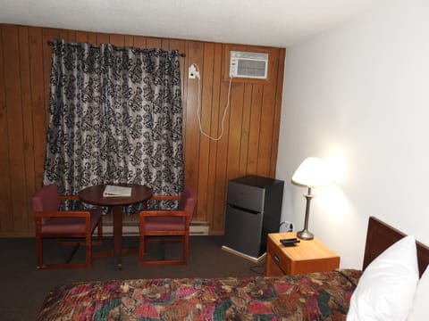 Standard Room, 1 Queen Bed | Iron/ironing board, free WiFi, bed sheets